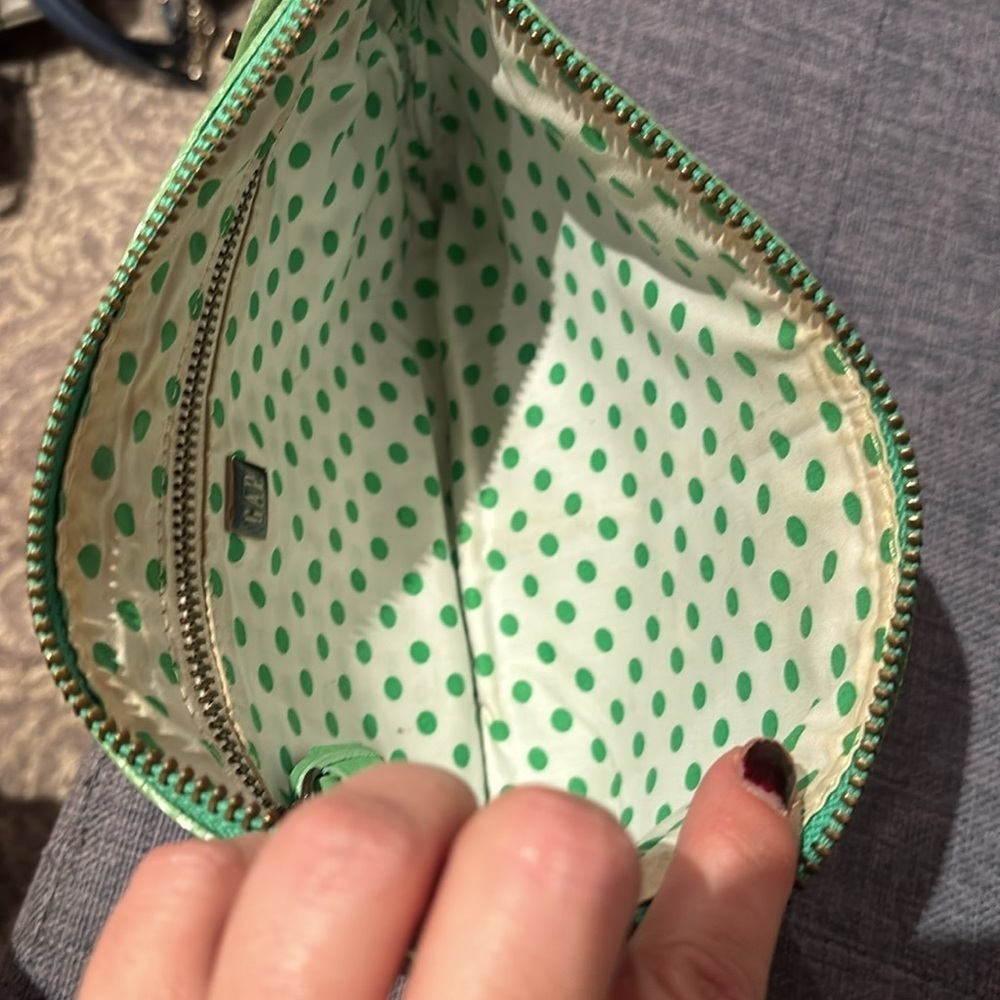 Gap 100% leather Kelly green wristlet - Picture 5 of 8